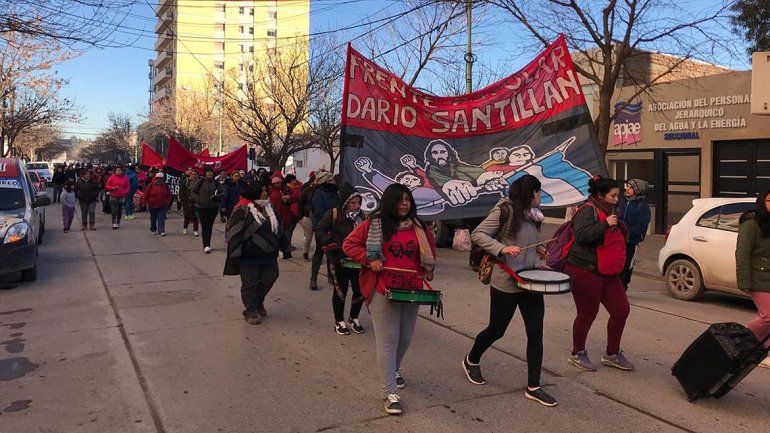 Organizaciones sociales marcharon al municipio para pedir comida y leña para comedores