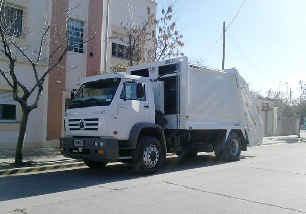 Fernández Oro cuenta con un nuevo camión recolector de residuos