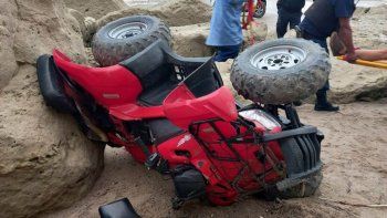 El cuatriciclo de gran cilindrada, averiado tras la caída de cuatro metros. Uno de sus ocupantes sufrió fracturas.&nbsp;