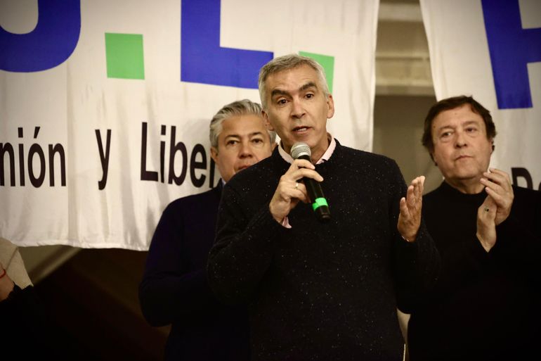 El acto, organizado por el intendente local Walter Cort&eacute;s, congreg&oacute; a una multitud que ratific&oacute; su respaldo al proyecto provincial de Juntos Defendemos R&iacute;o Negro.