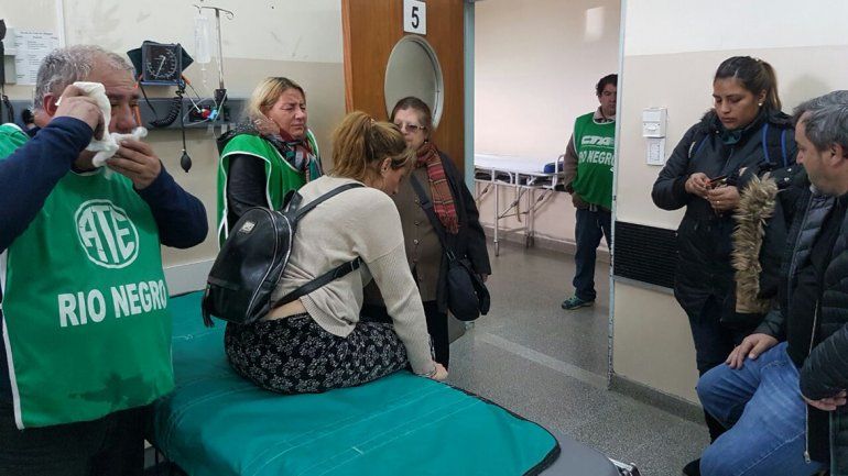 El enfrentamiento entre manifestantes de ATE con la Policía ocurrió ayer por la mañana. Hubo agentes y dirigentes lesionados por los cruces.