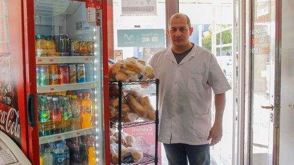 Las bolsitas de pan que salvan del hambre a vecinos
