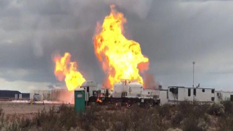 Pozo incendiado en Vaca Muerta: hoy llega más equipamiento desde Houston