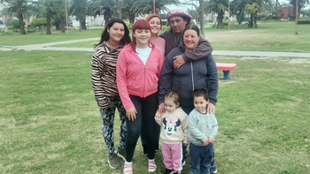 El camionero junto a su querida familia: Miguel abrazando a su señora y rodeado de hijas y su nietito.