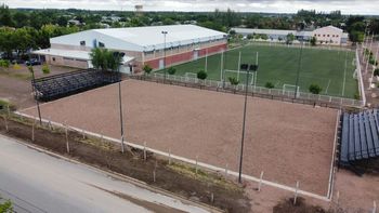 La incorporación más novedosa es la instalación de gradas metálicas que permitirá la asistencia de 364 espectadores.