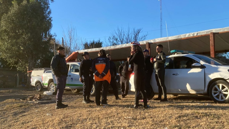 Policía de Río Negro, Prefectura y Protección Civil, encabezan los rastrillajes sobre chacras y los ríos. Policía de Río Negro, Prefectura y Protección Civil, encabezan los rastrillajes sobre chacras y los ríos.
