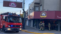 El incendio se desató minutos después de las 18.00 en la esquina de Brentana y Avenida Alem.&nbsp;