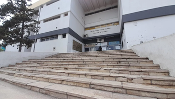 una mama y su hija golpearon a tres autoridades de la escuela: a una le deformaron el rostro
