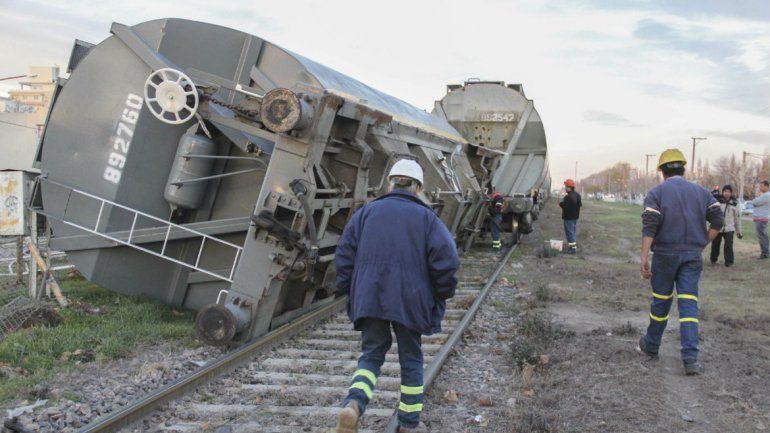 Susto grande: descarriló y volcó un vagón del tren de cargas