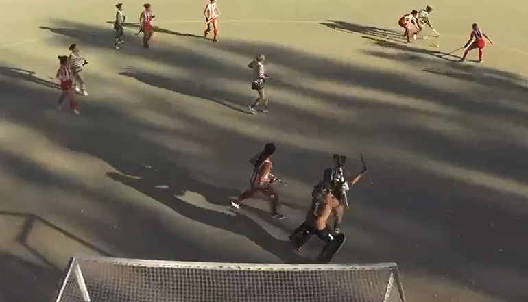 El momento exacto de la agresión fuera de contexto de la veterana aquera del Rojo a la promesa de Marabunta. Captura de video.