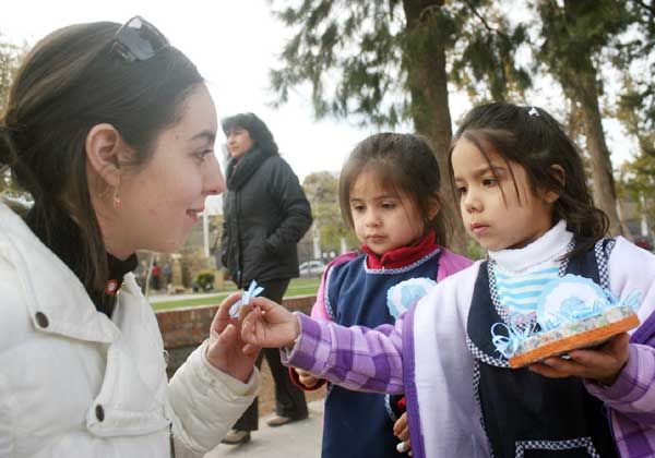 Niños distribuyeron escarapelas en pleno centro