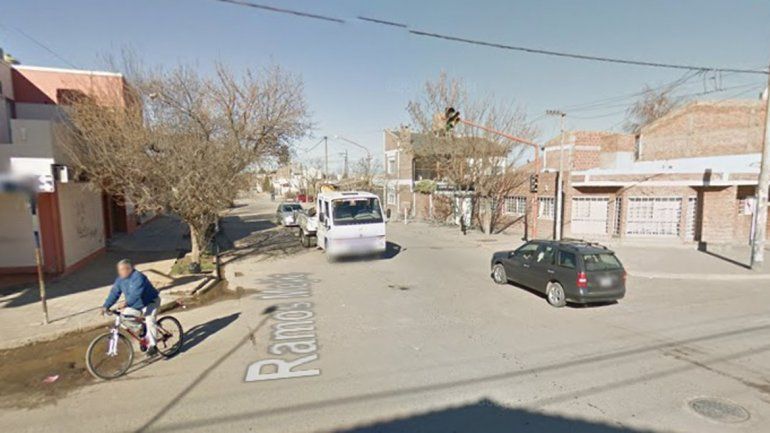 Manejaba con sus dos hijos e intentaron secuestrarlos