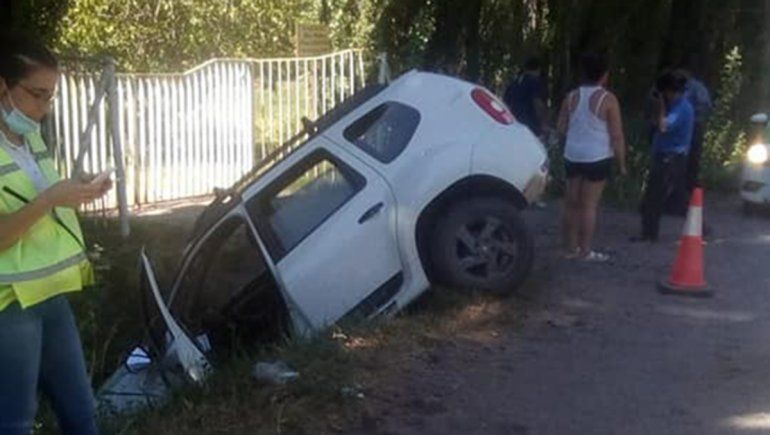 Tras un brutal choque, una camioneta y una moto terminaron adentro del desagüe
