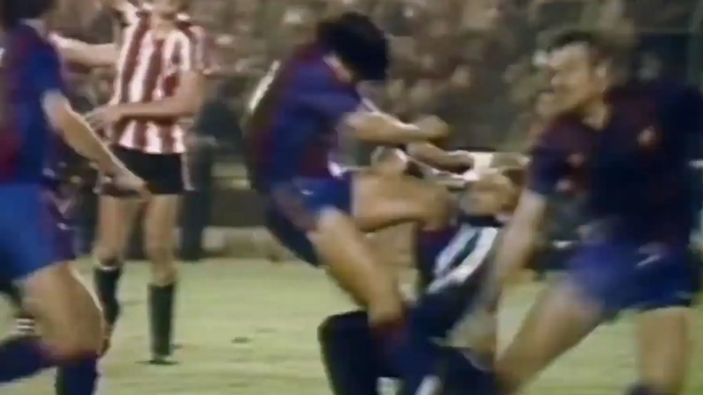 Subastan la famosa camiseta de Maradona de la batalla campal con el Barcelona
