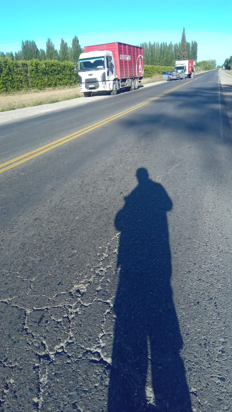 Agentes del Cuerpo de Seguridad Vial de Allen realizaron un corte total del tr&aacute;nsito para resguardar la zona y realizar las pericias correspondientes, mientras se retiraban hacia la banquina los veh&iacute;culos afectados.