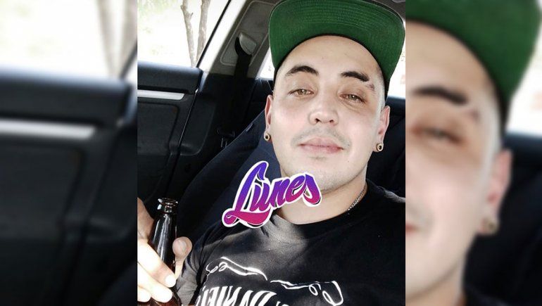 Se grabó tomando cerveza, chocó y mató a dos jóvenes