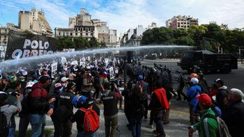 Caos en la Avenida 9 de Julio en Buenos Aires, con manifestación y varios detenidos tras los incidentes.