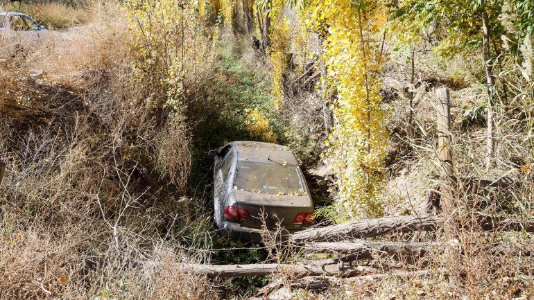 El Volkswagen Bora que conducía la mujer terminó en un desagüe.