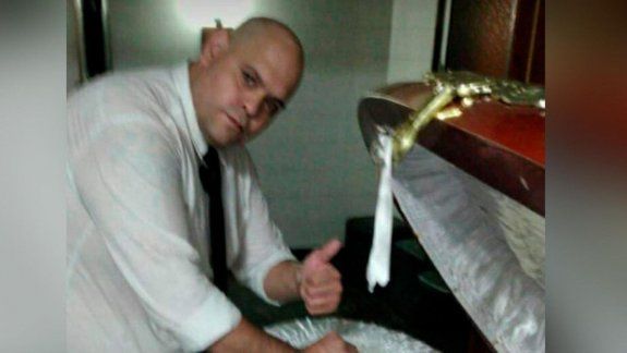 Cayó el funebrero que se sacó una foto con el cuerpo de Maradona