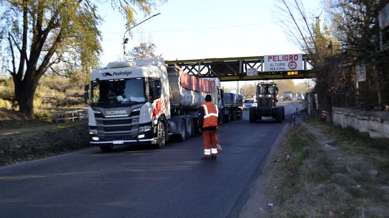 Los pórticos se instalarán para evitar el choque de camiones con el puente ferroviario. La obra la asumirá el Municipio en jurisdicción nacional.
