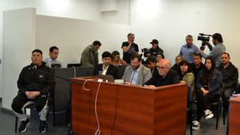 Gonzalo Sebogia, a la izquierda vestido de negro, seguirá en prisión preventiva hasta el 3 de febrero de 2026.   | LMCipolletti.com Gonzalo Sebogia, a la izquierda vestido de negro, seguirá en prisión preventiva hasta el 3 de febrero de 2026.