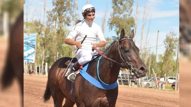 El jockey Robertito Ibáñez está internado en General Roca y hay súplicas por su salud.