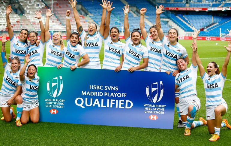 Micaela Pallero y Mayra Genghini festejan con sus compañeras la clasificación para las finales.&nbsp;