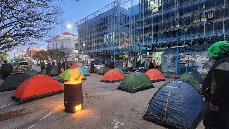 Paro de ATE: hospitalarios ya acampan frente al ministerio de Salud