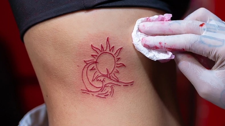 Muchas personas optan por tatuajes de color rojo para salir del negro.