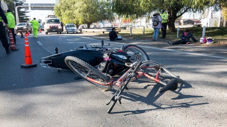 Un choque entre una moto y una bici en Ruta 22 dejó dos personas heridas