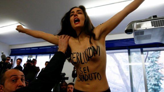 Una activista escrachó a Berlusconi cuando votaba: Estás acabado