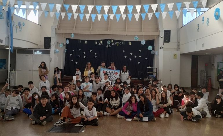 La Gira de los Barrios despliega su propuesta cultural por escuelas, colegios, bibliotecas populares y centros de jubilados. Lleva su compromiso con la actividad literaria y artística para un amplio público de niños, jóvenes y adultos de todo Cipolletti. La Gira de los Barrios despliega su propuesta cultural por escuelas, colegios, bibliotecas populares y centros de jubilados. Lleva su compromiso con la actividad literaria y artística para un amplio público de niños, jóvenes y adultos de todo Cipolletti.
