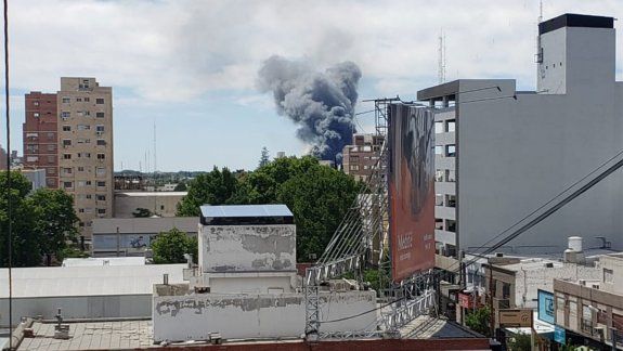 Impactante incendio cubrió de humo el cielo de Cipolletti