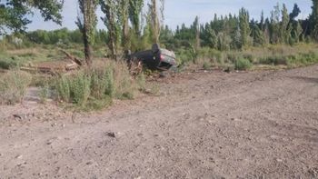 El hombre perdió el control del auto, volcó y murió. El hombre perdió el control del auto, volcó y murió.