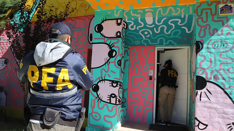 Habló el dueño del hostel que sospechó de las mujeres rusas: Llegaron sin equipaje y no salían de la habitación