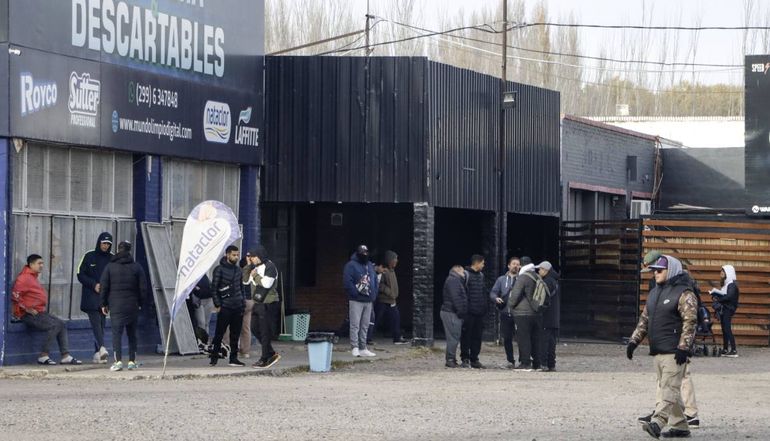 Los cipoleños que se escanean los ojos y los buscas que les compran las criptomonedas en el lugar. Foto Anahí Cárdena.