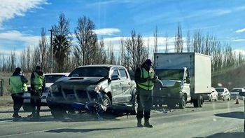 Un motociclista se salvó de milagro tras el choque en cadena.