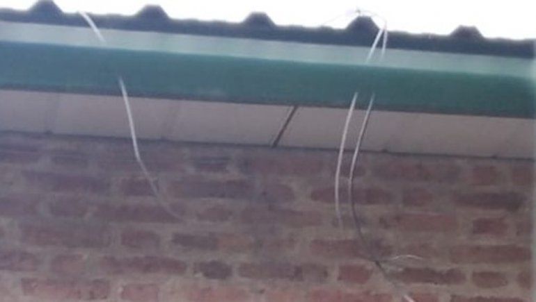 Un hombre que cortaba cables del techo de una escuela fue detenido 