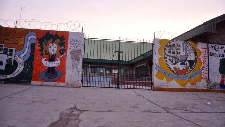 Ayer hubo una protesta de padres de otros alumnos para que la escuela garantice la protección de los niños.