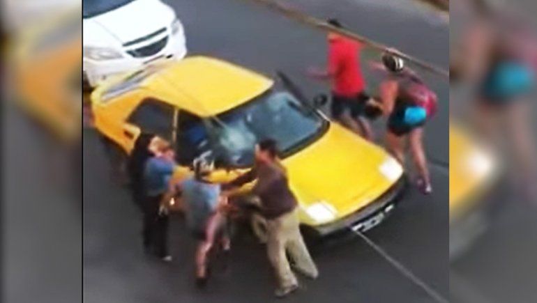 Conductores a las piñas en pleno centro de Bariloche