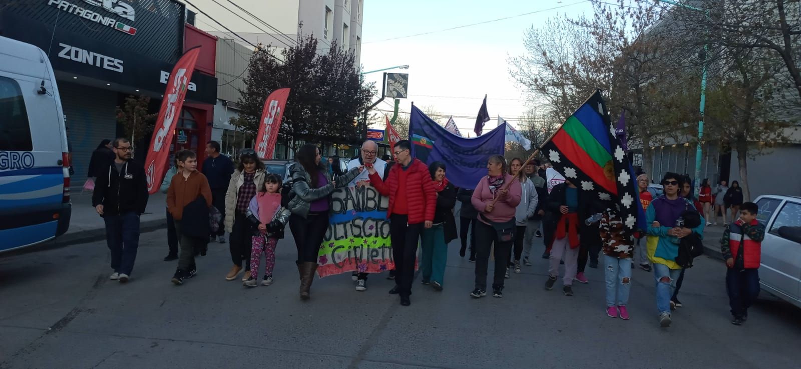 En la movilización de la Asamblea Multisectorial participaron afiliados a sindicatos y adherentes a organizaciones sociales y de derechos humanos, partidos políticos, universitarios, un buen número de jubilados y vecinos independientes.
