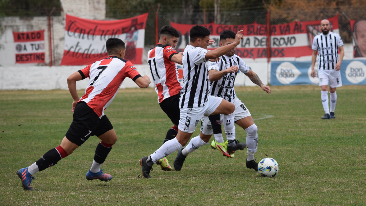 Buen punto de Cipolletti en Cerri con uno menos. Foto: Néstor Cañuqueo