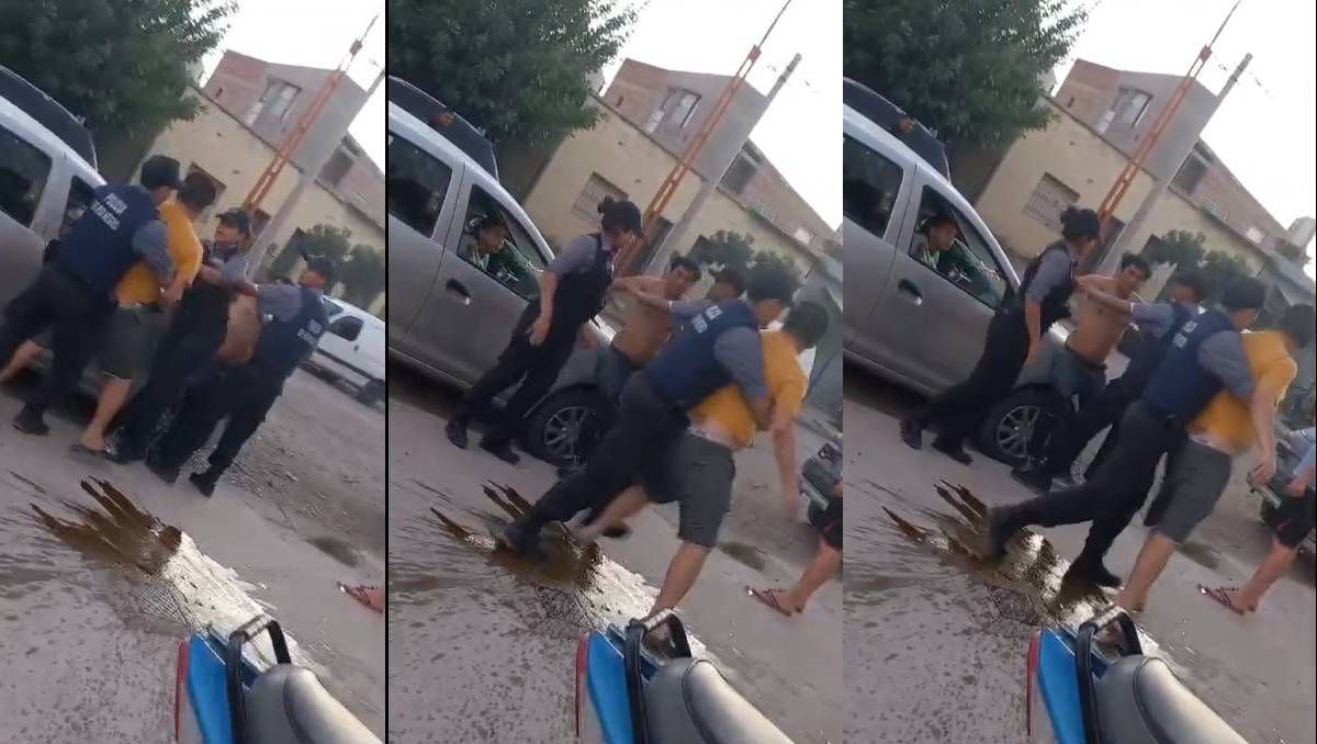 El dueño del súper chino (remera amarilla) acusó a un hombre de intentar robarle.