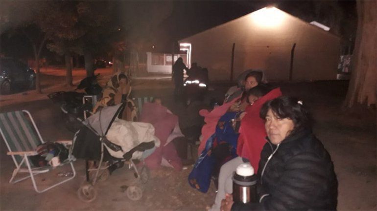 Duermen en la calle para sacar turno con el pediatra