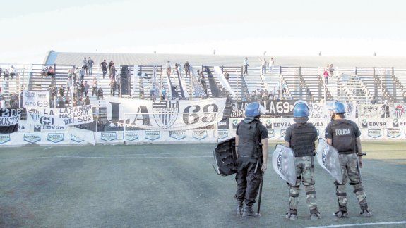 El partido se paró a los 13 y luego a los 20. Hasta que un grupo de personas hizo insostenible el desarrollo del espectáculo deportivo.&nbsp;