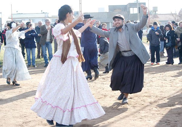 Folklore en la plaza del Jorge Newbery