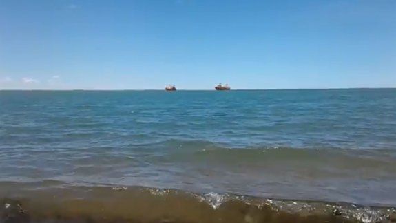 Mirá cómo un pesquero remolcó a otro hasta el muelle de San Antonio