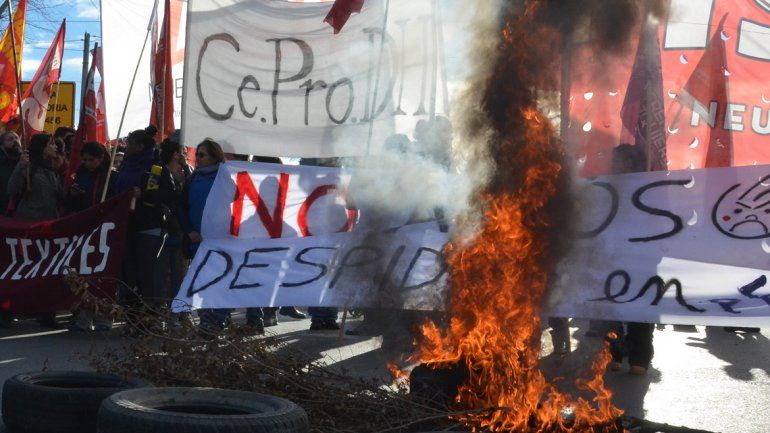 La protesta en los puentes generó demoras en el tránsito vehicular.