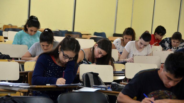 Macri prometió premios de hasta $25 mil y abonos para celulares para los estudiantes de las becas Progresar