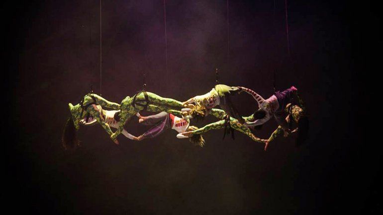 La compañía de danza aérea Élevé llega a Showmatch.